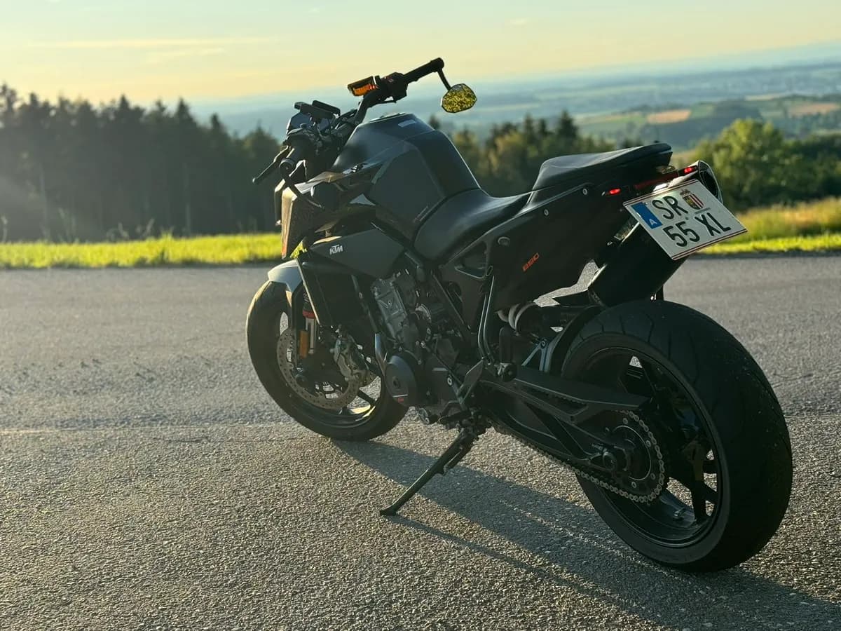 KTM 890