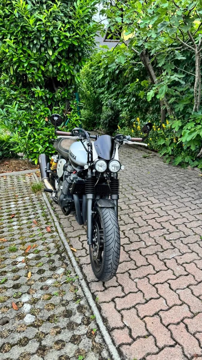 Yamaha XJR