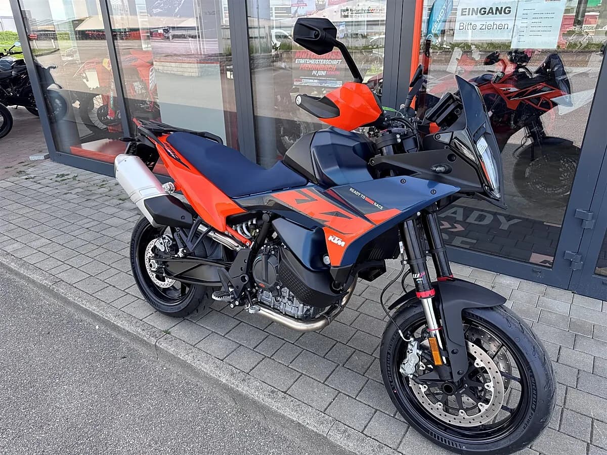 KTM 890