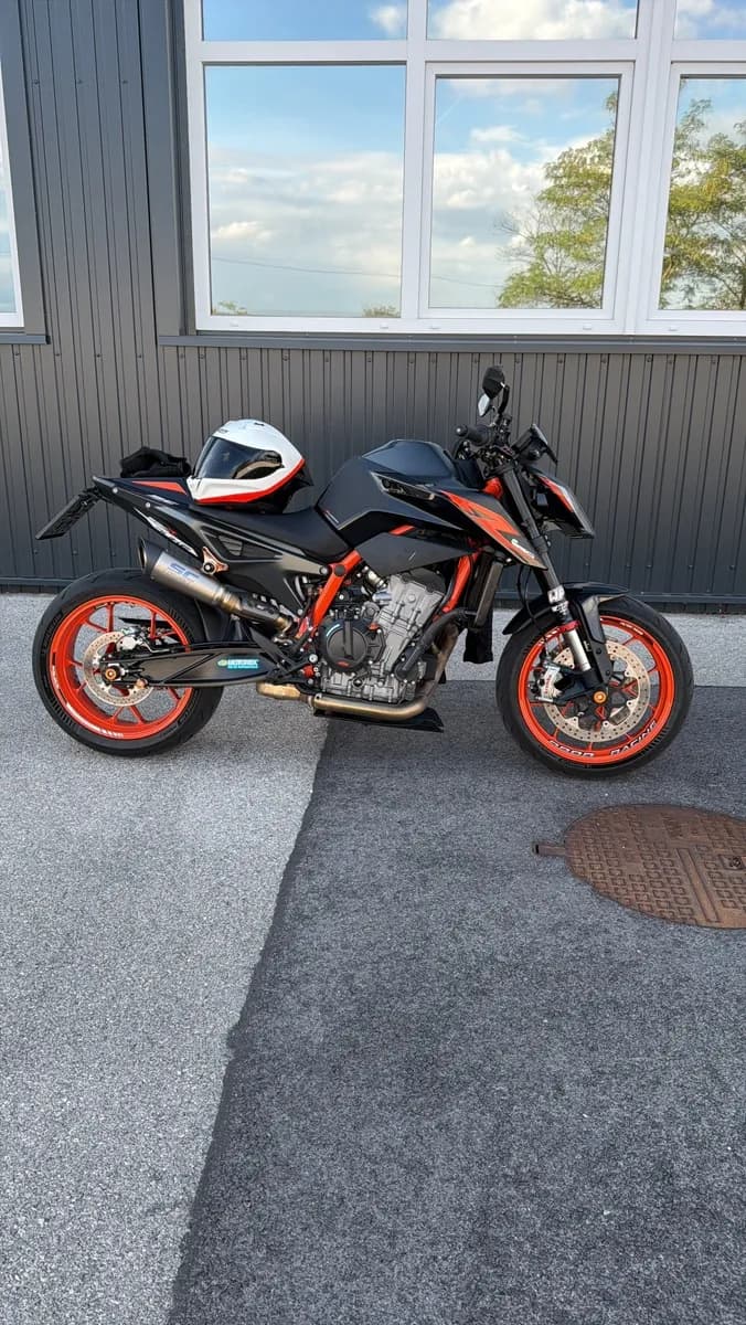 KTM 890