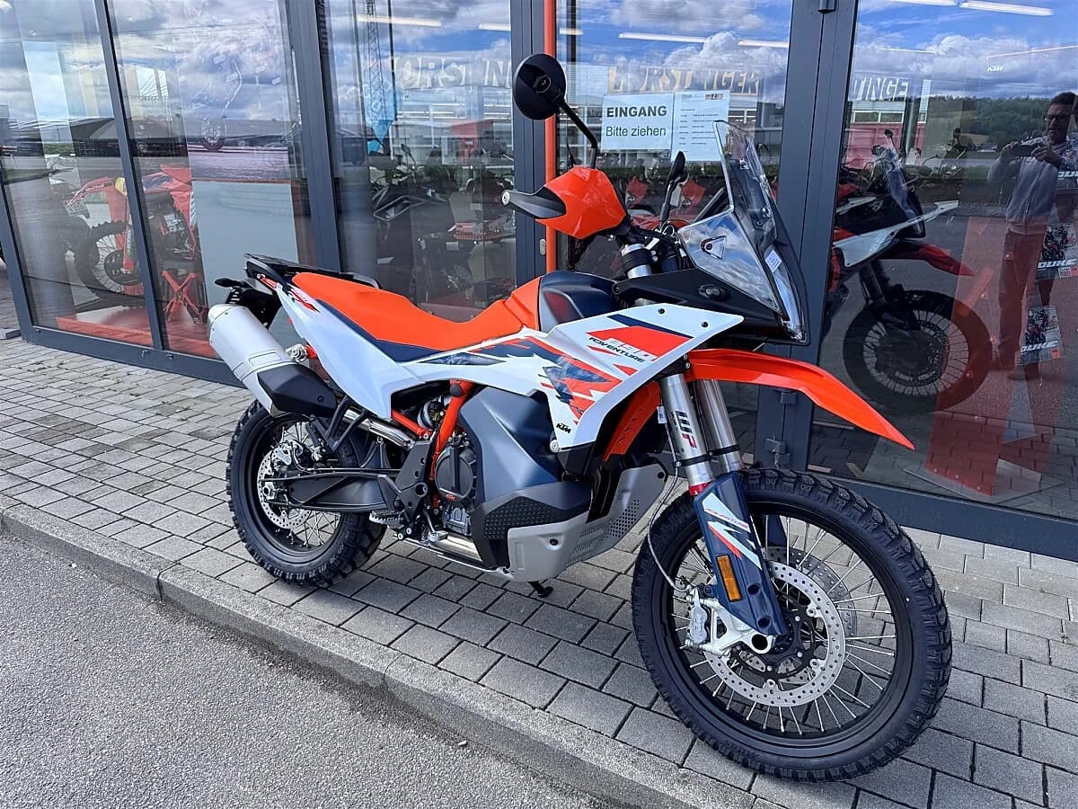 KTM 890