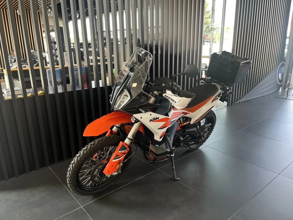 KTM 890
