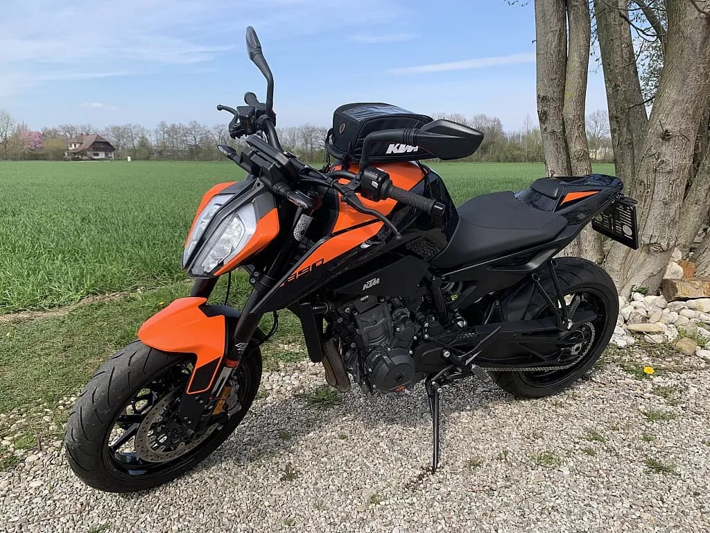 KTM 890