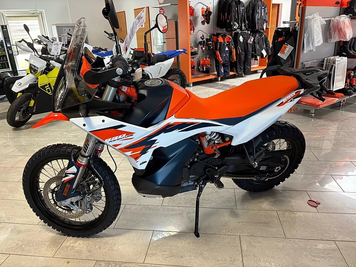 KTM 890